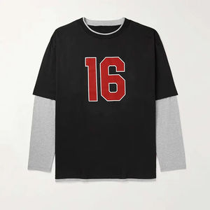 Camiseta de Manga Larga para Hombre, Cuello Redondo, Negra con Número 16 Rojo, Ribete Gris en Contraste, Estilo Casual, Tejido de Punto, 100% Algodón, Corte Regular - Product Image 1