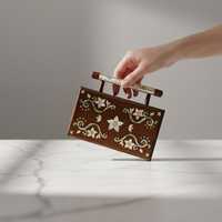 Pochette de soirée élégante en bois artisanal avec incrustation complexe en nacre et finition haut de gamme pour les cérémonies nuptiales par Casa Hub
