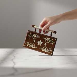 Pochette de soirée élégante en bois artisanal avec incrustation complexe en nacre et finition haut de gamme pour les cérémonies nuptiales par Casa Hub - Product Image 4
