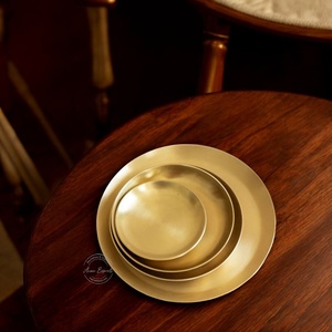 Ensemble de plaques en laiton au design élégant et moderne en métal durable et fonctionnel pour la salle à manger ou la décoration intérieure - Product Image 1