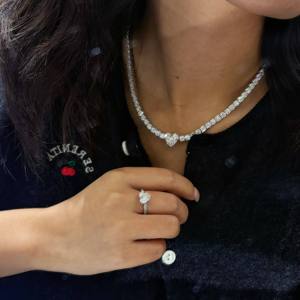 Collier en or blanc pour femme avec diamant taillé en triangle, certifié GIA, bijou classique à porter au quotidien - Product Image 2