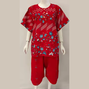 Pijama de verano casual para mujer, de rayón con estampado floral, cintura elástica, manga corta y pantalón hasta la rodilla, sencillo y suave. - Product Image 1