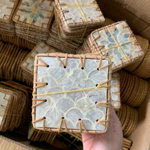 Posavasos de Mosaico de Conchas Marinas Naturales Hechos a Mano con Borde de Ratán, Decoración Costera para el Hogar, Posavasos para Bebidas, Regalo, Recuerdo - Product Image 4