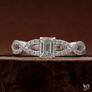 แหวนเพชรแล็บทรงมรกต 0.5 กะรัต ดีไซน์หรูหรา พร้อมวงแหวนแบบเกลียวประดับเพชร IGI Certified ทองคำขาว 10K - Product Image 1