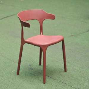 Silla de Plástico Roja Moderna y Resistente - Cómoda y Compacta para Cenas al Aire Libre, Jardín y Fiestas en el Patio - Product Image 1