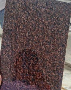 Dalles de granit brun cerise de haute qualité, pierre naturelle, surface durable, pour îlots de cuisine et murs, disponibles à la vente - Product Image 1