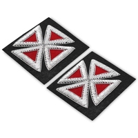 Manteau noir d'officier des Grands Chevaliers Templiers avec insignes brodés croix rouge et argentée, écussons de cérémonie, régalia maçonnique