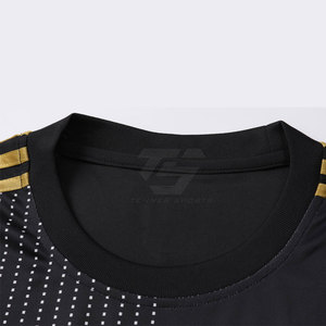 Tenue de football fabriquée en tissu respirant conçu pour garder les joueurs au frais et au sec pendant les matchs de football intenses - Product Image 5