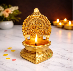 Lampe à huile traditionnelle en laiton Lakshmi avec dossier arqué gravé et base sur piédestal, disponible à prix de gros. - Product Image 1