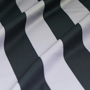 เสื้อฮู้ดผู้ชายสไตล์โมเดิร์นสำหรับฤดูหนาว ผ้าเนื้อนุ่มระบายอากาศได้ดี มีเชือกปรับได้ที่ฮู้ด กระเป๋าหน้าแบบจิงโจ้ - Product Image 4