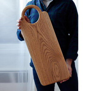 Planche à découper élégante en bois de chêne, avec un motif de grain audacieux et une grande poignée à trou rond, idéale pour couper les légumes. - Product Image 4