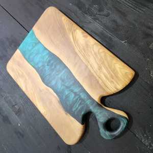 Planche à découper en bois d'acacia de qualité supérieure avec résine océanique, motif vague bleue, plateau rectangulaire en époxy pour charcuterie et fromages, vente en gros - Product Image 6
