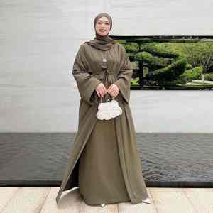 Abaya décontractée moderne bleu ciel pour femme, élégante et modeste, style Dubaï, légère, respirante, à manches longues, col bateau, longueur ras du sol - Product Image 1