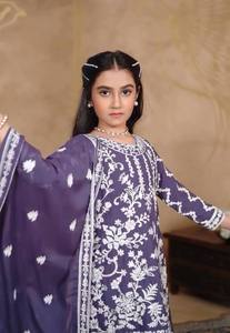 ชุดสาหรี่กะมีซปักลายผ้าฝ้ายสีม่วงสำหรับเด็กผู้หญิง ชุดแต่งงานแบบอินเดียดั้งเดิม ชุดงานเลี้ยง ความยาวระดับพื้น ทรงปกติ - Product Image 3