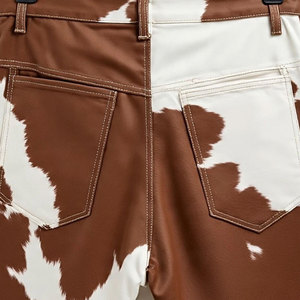 Shorts en cuir de vache pour homme, magnifiquement conçus, avec poches latérales brodées, fermeture boutonnée, respirants, personnalisables. - Product Image 6