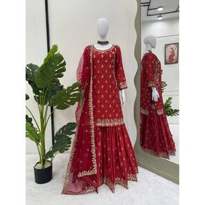Ensemble haut-bas et dupatta à imprimé floral fait main, en organza brodé avec des travaux de fils et de sequins, pour les occasions de fête - Product Image 3