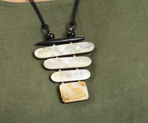 สร้อยคอทำมือจากเขาสัตว์ ดีไซน์หรูหรา เพิ่มความโดดเด่นให้กับลุคสบายๆ และเป็นทางการ พร้อมเสน่ห์แห่งเครื่องประดับที่มีเอกลักษณ์ - Product Image 1