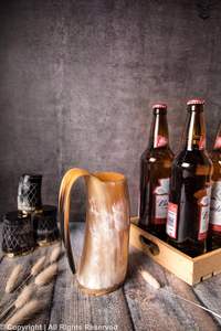 Vibes Viking par Loop : Chope à bière en corne avec base en bois, authentique chope en corne artisanale des Vikings - Product Image 3