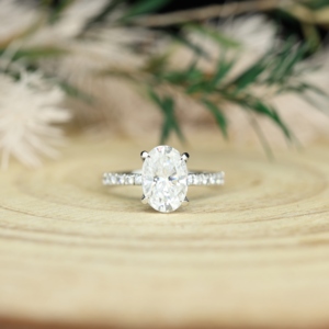 Anillo de Compromiso de Plata 925 con Baño de Oro y Moissanita, Diseño de Halo Oculto con Corte Brillante - Joyería Fina para Mujer - Product Image 1