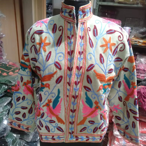 Veste contemporaine en velours brodé pour femme, style Suzani, motif floral ethnique, manteau d'hiver de créateur, vente en gros B2B, export, vêtements d'extérieur - Product Image 1