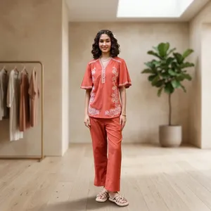 Conjunto de 2 Piezas para Mujer, Estilo Bohemio, Color Coral, Bordado Floral, Manga Corta, Cuello en V, Pantalones Holgados de Algodón, Ropa de Primavera/Verano - Product Image 4
