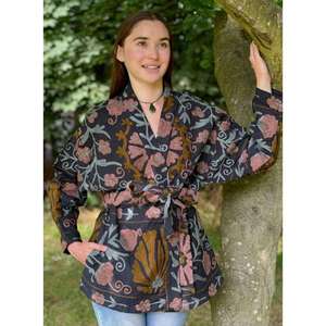 Veste en coton Suzani faite à la main pour femme, noire, brodée, avec ceinture, style bohème ethnique, fournisseur en gros - Product Image 1