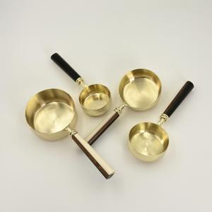 Artículo Listo para Enviar: Tazas Medidoras de Acero Inoxidable con Acabado en Color Dorado y Asa de Resina Blanca y Negra para Hogar, Hotel y Restaurante - Product Image 4