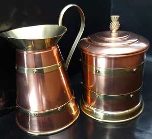 Carafe à boisson en cuivre au design élégant avec poignée, pichet à eau en cuivre pur, carafe à boisson pour la maison et les mariages, fabriquée à la main - Product Image 1