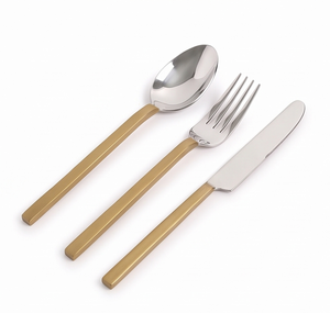 Ensemble de couverts minimalistes avec poignées dorées et têtes en acier inoxydable poli miroir, compatibles lave-vaisselle, pour mariage et repas. - Product Image 1