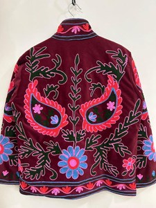 Chaqueta Unisex de Otoño Tejida a Mano en Terciopelo Marrón con Bordado Floral Vibrante Suzani Tradicional de Rajastán - Product Image 3