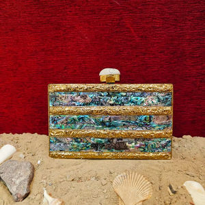 Pochette indienne artisanale rayée en nacre d'ormeau avec bandes superposées en laiton, sac de soirée de luxe, accessoire de mode. - Product Image 1