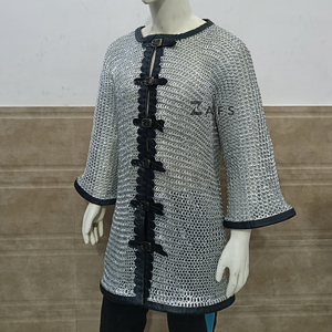 Camisa de Cota de Armadura Medieval Hecha a Mano, Remachada con Remaches Planos de Aluminio y Anillos de Separación, Anodizada en Plata, Hauberk de Manga Larga con Ribete de Cuero - Product Image 2