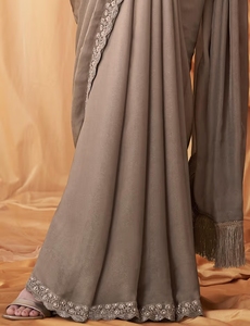 Sari de Diseño KV para Mujer, en Georgette Gris con Adornos, con Blusa Sin Coser - Product Image 2