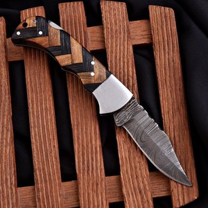 Couteau de chasse en acier damas à lame pointue avec manche en bois et étui en cuir - Product Image 3