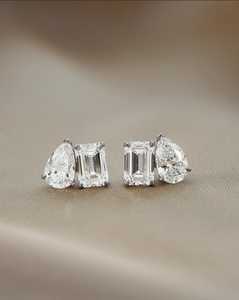 Boucles d'oreilles clous deux pierres Toi et Moi, émeraude et diamant de laboratoire en forme de poire, or massif 14 carats, sertis à griffes, bijoux de mariée modernes solitaires, paires - Product Image 1