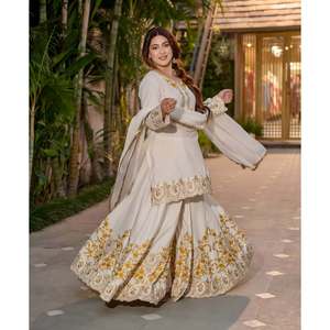 Bel ensemble de costume pour femmes avec broderie et bordure fantaisie en dentelle - Product Image 2