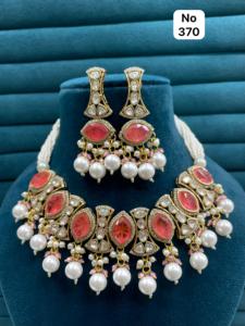 Conjunto de collar Kundan chapado en oro para novias indias con perlas de imitación y pendientes a juego de circonita para fiestas de boda de mujeres - Product Image 2