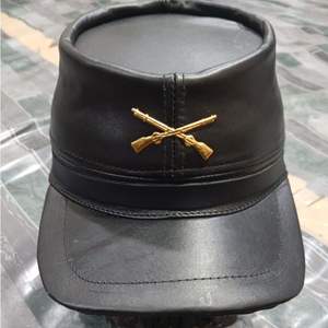 C'est une casquette de baseball en cuir véritable noir avec une attache réglable. - Product Image 3