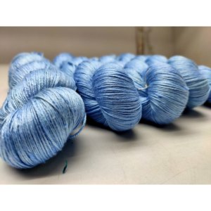 Hilo de Seda de Morera 600m 100g 3 Capas Fino para Tejer y Coser Azul Natural Reciclado India - Product Image 1