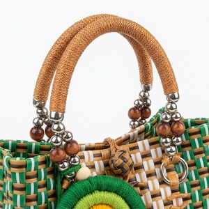 Sac fourre-tout tissé à la main, style bohème, avec breloque arc-en-ciel et poignée perlée, sac de plage d'été, sac à main vintage en paille plastique, vente en gros - Product Image 2