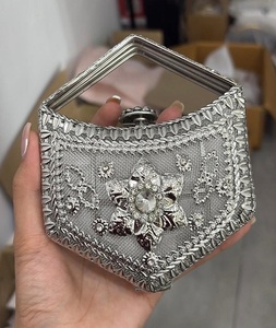 Bolso de mano Kundan hecho a mano, chapado en oro, con adornos tradicionales, para mujer, para bodas, fiestas y eventos festivos. - Product Image 4