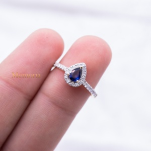 Bague en or jaune massif 14 carats avec saphir bleu naturel et halo de diamants, bijoux fins, Memoria Jewels - Product Image 4