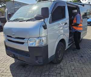 Toyota Hiace Modelo WI Nueva, 15 Plazas, Turbo, para Minivan, Precio Económico, Volante a la Derecha, Disponible al por Mayor - Product Image 1