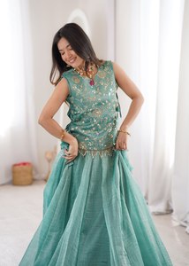 Diseño de moda para mujer: Lehenga Choli con Koti en estilo occidental disponible a precios de mayorista desde India. - Product Image 2