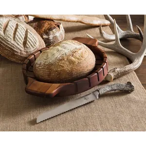 Planche à découper artisanale haut de gamme en bois massif, design robuste, avec poignée ergonomique pour une utilisation facile - Product Image 3