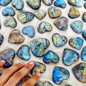 Cœurs bombés en labradorite, cristaux de pierres précieuses, pierres de labradorite sculptées en forme de cœur pour la décoration et l'artisanat en cristal - Product Image 3