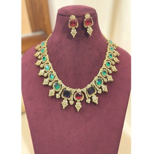 Ensemble collier et boucles d'oreilles tendance en laiton plaqué or de qualité supérieure avec zircon taille poire et pierres Kundan pour femme, idéal pour fiançailles et anniversaire - Product Image 1