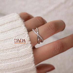 Elegante Anillo de Diamantes Cultivados en Laboratorio con Diseño Cruzado para Mujer, Anillo de Boda Minimalista con Banda Trenzada Infinita y Diamantes Apilables - Product Image 4