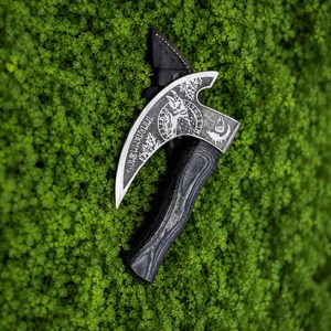 Hacha Vikinga Hecha a Mano de Acero con Hoja Grabada y Funda de Cuero para Supervivencia - Product Image 6