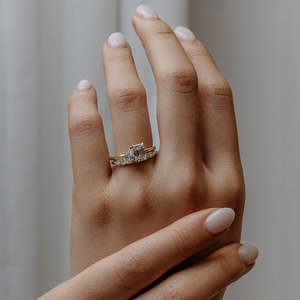 Bague de fiançailles en or 14 carats avec diamant de laboratoire Toi et Moi 1-4 carats, certifiée IGI, taille poire émeraude, design de luxe unisexe à deux pierres - Product Image 2